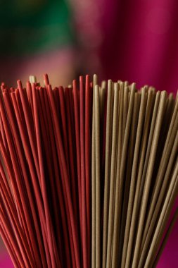 Birçok kırmızı tütsü, ayin ve Hindu tanrılarına adaklar için bir arada yatar. İbadet ve din, dikey yakın çekim