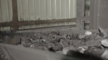 Kömür parçaları yavaşça taşıma bandına doğru yükseliyor. Yakıt hammaddesinin endüstriyel üretimi. Ulaşım süreci, yakın plan