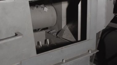 İşlem sırasında endüstriyel üretimde kömür öğütücü. Merkezinde kare bir delik olan otomatik ekipman, yakın plan. 