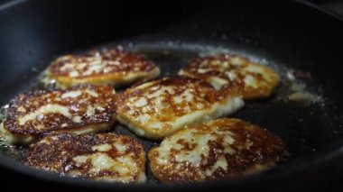 Halloumi peyniri dilimleri altın kahverengiye kadar teflon tavada kızartılır. Tereyağında mayalanmış süt ürünleriyle kahvaltı hazırlıyorum.