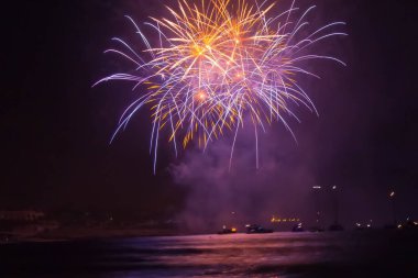 Denizin üzerinde parlak havai fişekler