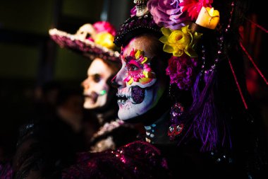 Tarragona, İspanya. 11 Şubat 2024. Tarragona şehrindeki karnaval. Parlak geçit töreni. La Rua de Llument.