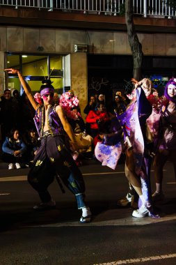 Tarragona, İspanya. 11 Şubat 2024. Tarragona şehrindeki karnaval. Parlak geçit töreni. La Rua de Llument.