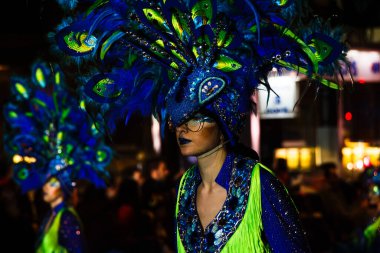 Tarragona, İspanya. 11 Şubat 2024. Tarragona şehrindeki karnaval. Parlak geçit töreni. La Rua de Llument.