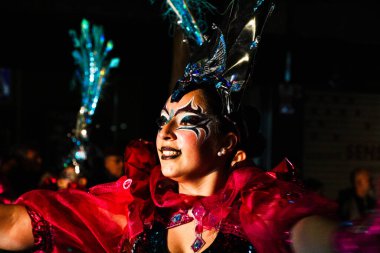 Tarragona, İspanya. 11 Şubat 2024. Tarragona şehrindeki karnaval. Parlak geçit töreni. La Rua de Llument.