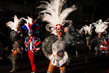 Tarragona, İspanya. 11 Şubat 2024. Tarragona şehrindeki karnaval. Parlak geçit töreni. La Rua de Llument.