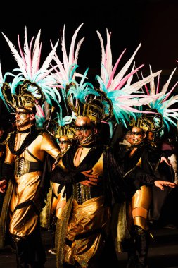 Tarragona, İspanya. 11 Şubat 2024. Tarragona şehrindeki karnaval. Parlak geçit töreni. La Rua de Llument.