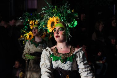 2025 İspanyol geleneksel karnavalı. Parlak karnaval kostümlü insanlar sokakta.