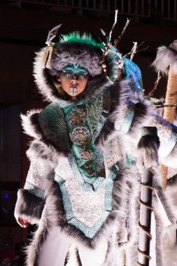 2025 İspanyol geleneksel karnavalı. Parlak karnaval kostümlü insanlar sokakta.