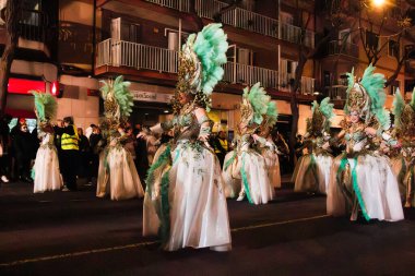 2025 İspanyol geleneksel karnavalı. Parlak karnaval kostümlü insanlar sokakta.