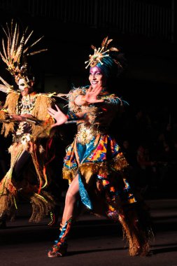 2025 İspanyol geleneksel karnavalı. Parlak karnaval kostümlü insanlar sokakta.