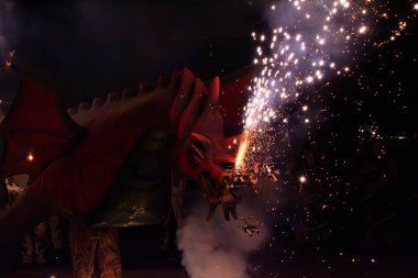 İspanyol geleneksel ateş festivali. Koşan ateş. Correr foc. İnsanlar ateş ve havai fişek yakıyor. İnsanlar ateşle ve havai fişeklerle dans ediyor. Ateş ejderhası