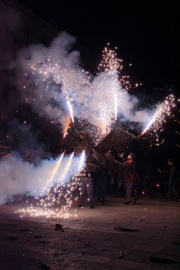 İspanyol geleneksel ateş festivali. Koşan ateş. Correr foc. İnsanlar ateş ve havai fişek yakıyor. Ateş ejderhası