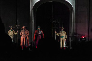 İspanyol geleneksel ateş festivali. Şeytanlar. Sahnede manifestoyu okuyorum.