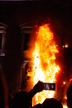 İspanyol geleneksel ateşi, alev. Ninota 'nın Yanması