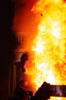 İspanyol geleneksel ateşi, alev. Ninota 'nın Yanması