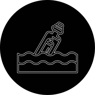 Su dalgalarında yüzen şişe.