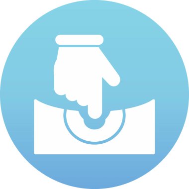 Bir şişe su tutan bir el.