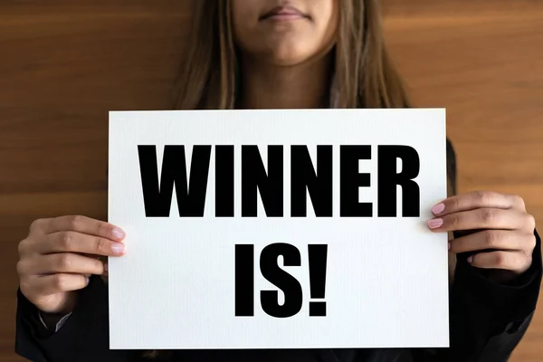 Νικητής Είναι Γυναίκα Κατέχει Μια Λευκή Σελίδα Κείμενο Νικητής Είναι — Φωτογραφία Αρχείου