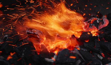 Uçan kıvılcımlar ve kömür közleri. Izgaradaki közler ya da şenlik ateşi. Uçan kıvılcımlara, parlayan kömürlere ve kızgın közlere yakın çekim. Yaz boyunca barbekü zamanı.