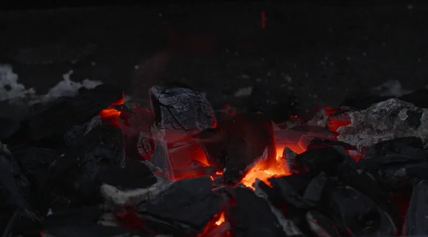 炭和中间的柴火 放在烤架上或篝火上 飞行的火花 燃烧的木炭和炽热的炉火的特写 夏天的烧烤时间 — 图库照片