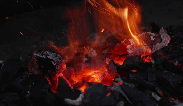 Étincelles Volantes Flammes Braises Charbon Bois Embrasser Sur Gril Feu — Photo
