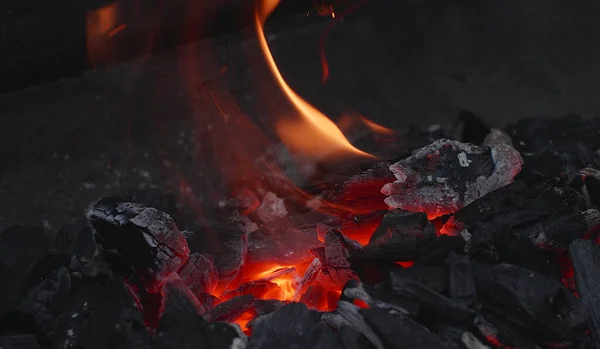 Φλόγα Και Κάρβουνα Embers Μια Σχάρα Φωτιά Κοντινό Πλάνο Ιπτάμενων — Φωτογραφία Αρχείου