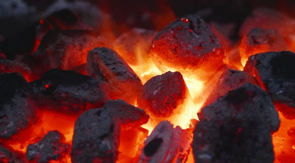 Λαμπερό Κάρβουνο Μπάρμπεκιου Και Κάρβουνα Embers Μια Σχάρα Φωτιά Κοντινό — Φωτογραφία Αρχείου