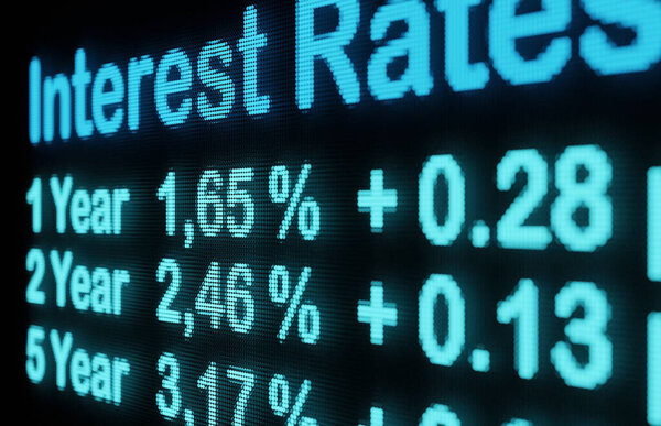 Повышение процентных ставок. Различные доходности и сроки погашения облигаций и процентов на биржевом экране. Концепция финансовых, торговых и сберегательных счетов. 3D иллюстрация