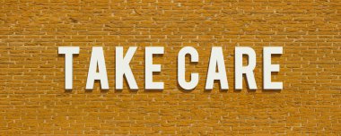 Kendine iyi bak. Arka plan kahverengi tuğla duvar. Beyaz büyük harflerle dikkatli ol. Tedavi, bakım, yardım, sağlık ve ilaç, rahatlama, sürdürülebilir yaşam ve boş zaman aktivitesi. 3B illüstrasyon