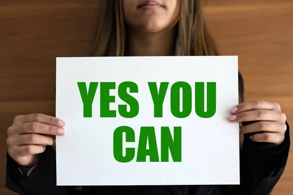 Ναι Μπορείς Γυναίκα Κατέχει Μια Λευκή Σελίδα Πράσινο Κείμενο Έμπνευση — Φωτογραφία Αρχείου