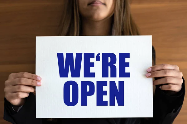 Είμαστε Ανοιχτοί Γυναίκα Κατέχει Μια Λευκή Σελίδα Μπλε Κείμενο Επιχειρήσεις — Φωτογραφία Αρχείου