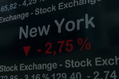 ABD ve New York borsası düşüyor. Ticaret ekranında negatif borsa verileri. Kırmızı yüzde işareti ve kalp bilgisi. Borsa ve iş konsepti. 3B illüstrasyon