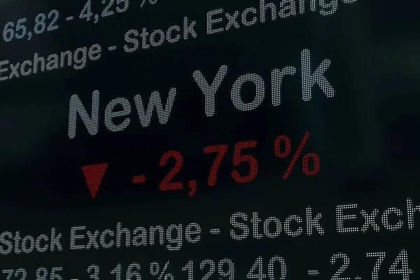 ニューヨーク証券取引所が下に移動 取引画面上の負の株式市場データ 赤のパーセント記号とティッカー情報 証券取引所とビジネスコンセプト 3Dイラスト — ストック写真