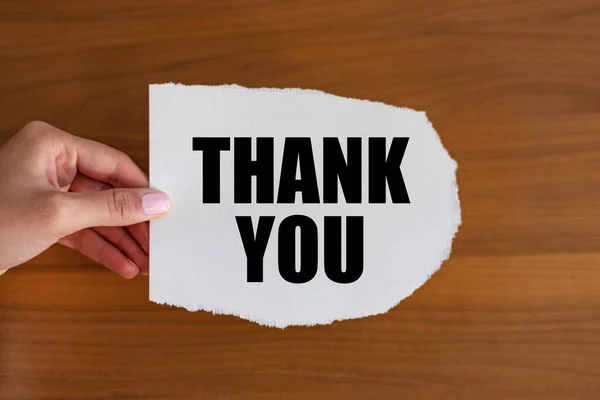 Dziękuję Zamknijcie Tekst Formularzu Kobieta Trzyma Kartkę Tekstem Wdzięczność Wdzięczność — Zdjęcie stockowe