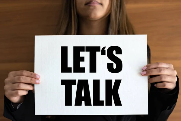 Μιλήσουμε Γυναίκα Κατέχει Μια Λευκή Σελίδα Πορτοκαλί Κείμενο Επικοινωνία Επιχείρηση — Φωτογραφία Αρχείου