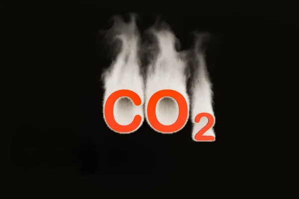 煙が上がるCo2シンボル 黒を背景に灰色の高騰煙と赤のCo2 環境概念 気候変動 大気汚染 3Dイラスト — ストック写真