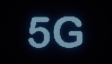 5G mobil iletişim standardı, geniş bant teknolojisi. LED ekranda açık mavi 5G ile aydınlatılmış kelime var. Telekomünikasyon, mobil teknoloji, iletişim.