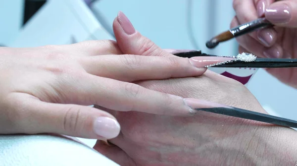 マニキュア 黒とピンクの人工爪を持つ女性は プロのマニキュアを取得します — ストック写真