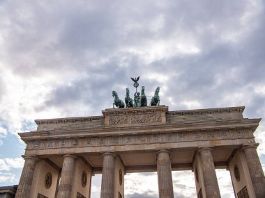 Berlin, Almanya, Ağustos 2021: Ünlü Brandenburger Tor (Brandenburg Kapısı), Almanya 'nın en ünlü simgelerinden ve ulusal sembollerinden biridir..