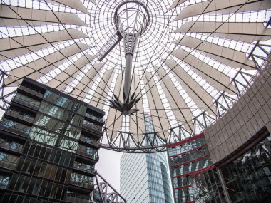 Berlin, Almanya, Ağustos 2021: Sony Center Potsdamer Platz. Sony Center 'ın çatısına içeriden bak.