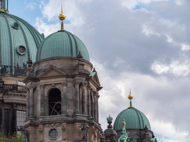 Berlin, Almanya, Ağustos 2021: Berliner Dom (Katedral), Müze Adası 'ndaki Lustgarten' deki Berlin Katedrali, Berlin 'in orta bölgesinde yer alan bir Protestan kilisesidir.