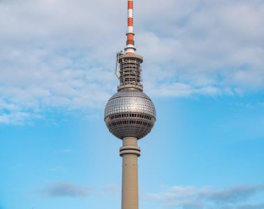 Berlin, Almanya, Ağustos 2021: Berlin 'de yakın plan Fernsehturm (TV Kulesi). Mavi gökyüzünde bazı bulutlar.