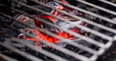 Barbekü ızgarası. Parlayan kömür ve közlere yakın çekim. Bahçede barbekü ızgarası. Boş zaman aktivitesi, açık havada..