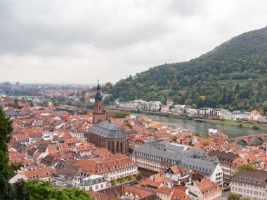 Heidelberg, Baden-Wuerttemberg, Almanya Ekim 2021. Heidelberg Şatosu ve sağda Heidelberg 'in güzel eski kasabasıyla şehir manzarası..