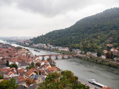 Heidelberg, Baden-Wuerttemberg, Almanya Ekim 2021. Almanya 'da Heidelberg. Güzel, eski bir kasabası ve Heidelberg Şatosu olan bir yer. Neckar ve eski köprünün manzarası.