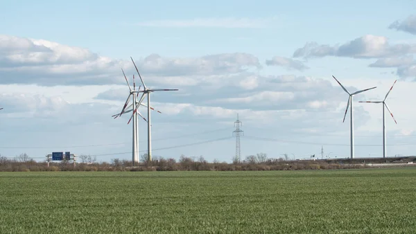 风力涡轮机和蓝天与一些云 萨克森 安哈尔特 德国2021年4月 风力涡轮机在田野和一些云的背景 绿色能源 可持续生命和可再生能源 — 图库照片