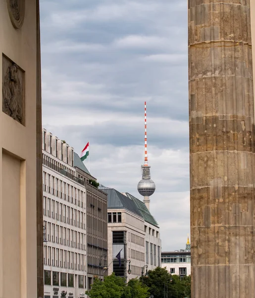 Berlim Alemanha Agosto 2021 Vista Através Brandenburger Tor Para Fernsehturm — Fotografia de Stock