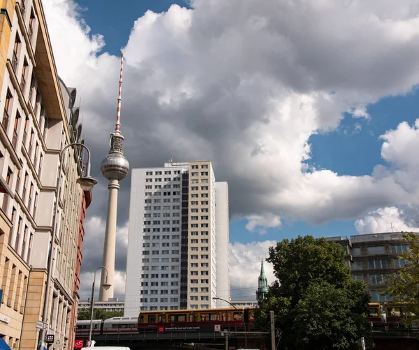 Berlijn Duitsland Augustus 2021 Zicht Door Brandenburger Tor Naar Fernsehturm — Stockfoto