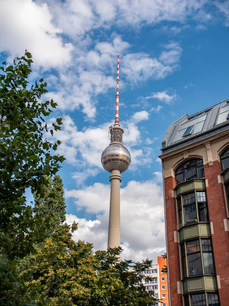 ベルリン ドイツ 2021年8月 ベルリンのテレビ塔 Fernsehturm は木と家の間にあります 雲がある青い空 — ストック写真